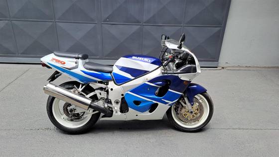 SUZUKI GSX-R750 